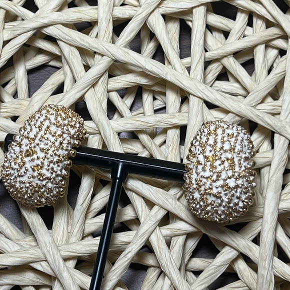 ST. JOHN • WHITE & GOLD SPRINKLE • CLIP ON EARRINGS - Picture 1 of 3